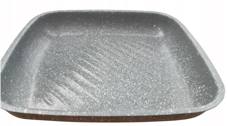Patelnia grillowa 26x24 cm z drewnianym uchwytem – elegancja i trwałość