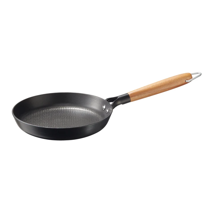 Patelnia żeliwna z powłoką nieprzywierającą, śred. 24 cm, czarna